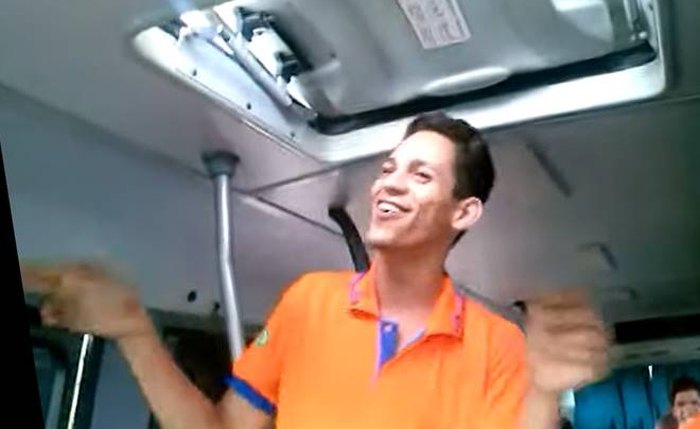 Humorista fazia performances durante seu trabalho como cobrador de van