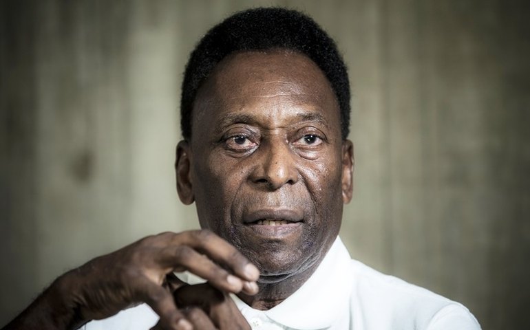 Boletim médico diz que Pelé está estável e internado para exames em quarto comum