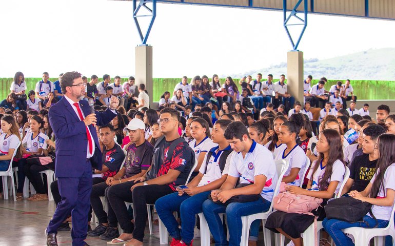Estudantes participam de palestra sobre democracia e cidadania em escola de Joaquim Gomes