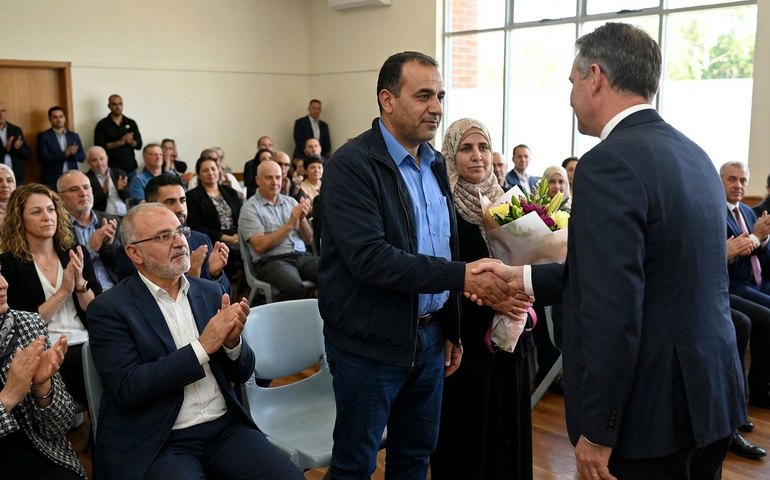 Homem que desarmou atirador em Sidney recebe elogios e doação milionária