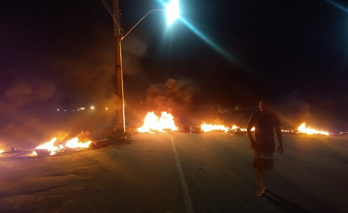 Manifestantes atearam fogo na via Manifestantes atearam fogo na via