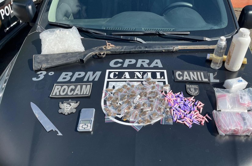 PM apreende duas armas de fogo, drogas e munições em Arapiraca