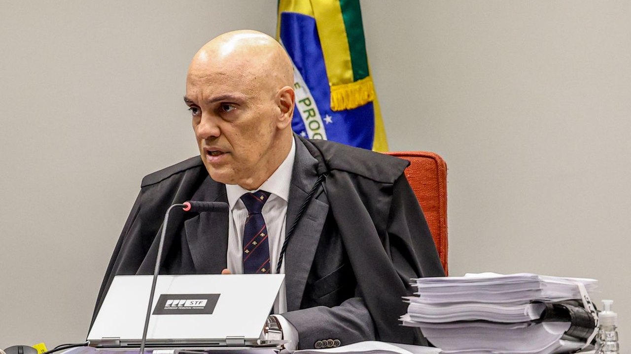 Moraes determina comunicação ao TSE sobre inelegibilidade de Bolsonaro