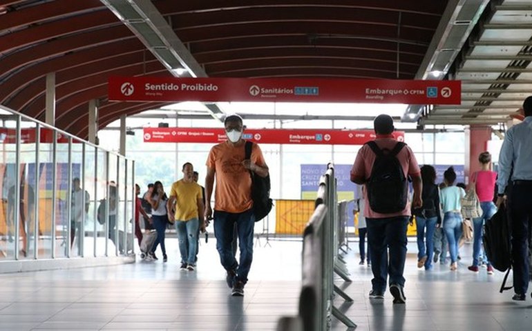 Operação para buscar máscaras da China supera metade, com 135 milhões já trazidas