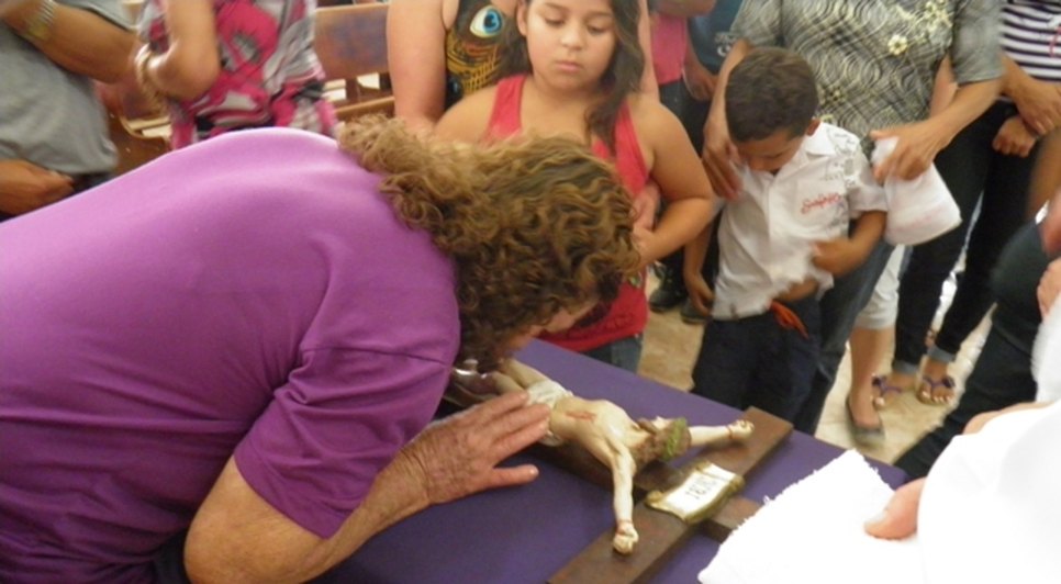 Fiéis católicos do mundo inteiro fazem a veneração da santa cruz na celebração desta tarde