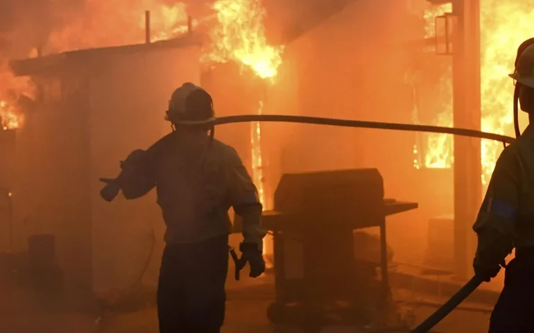 EUA: novos alertas de fuga são emitidos, sob ameaça de mais incêndios na região de Los Angeles