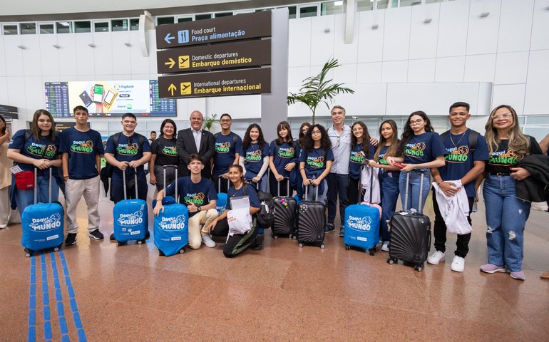 Fernando Tourinho acompanha embarque de estudantes alagoanos para Inglaterra