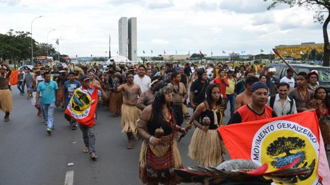Índios protestam contra PEC que transfere demarcação de terras para o Congresso