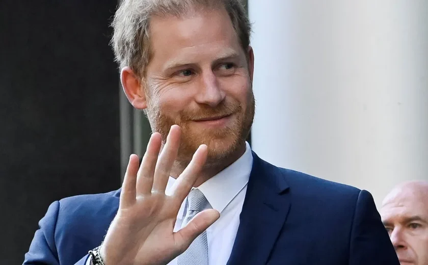 Príncipe Harry admite trégua e diz que doença do rei Charles III pode aproximar a sua família