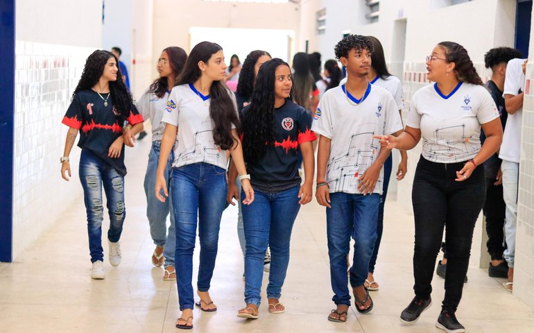 Ampliação do ensino integral e fortalecimento de parceria com os municípios marcam primeiro trimestre da Educação