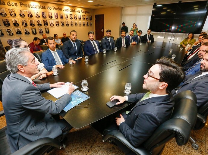 Presidente Fábio Bittencourt dialoga com novos juízes substitutos