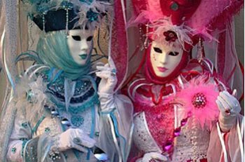 Sesc realiza baile de máscaras para idosos na unidade do Poço