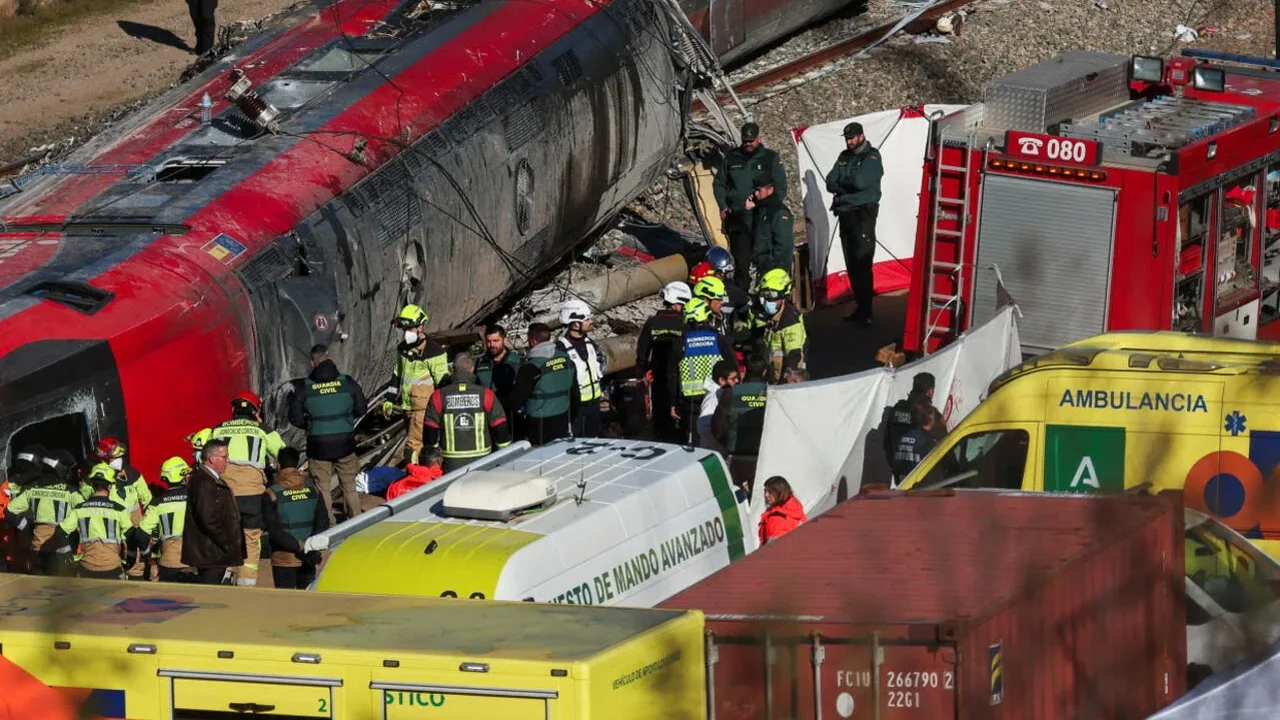 Pelo menos 68 morrem em colisão de trem de alta velocidade com outro na Espanha