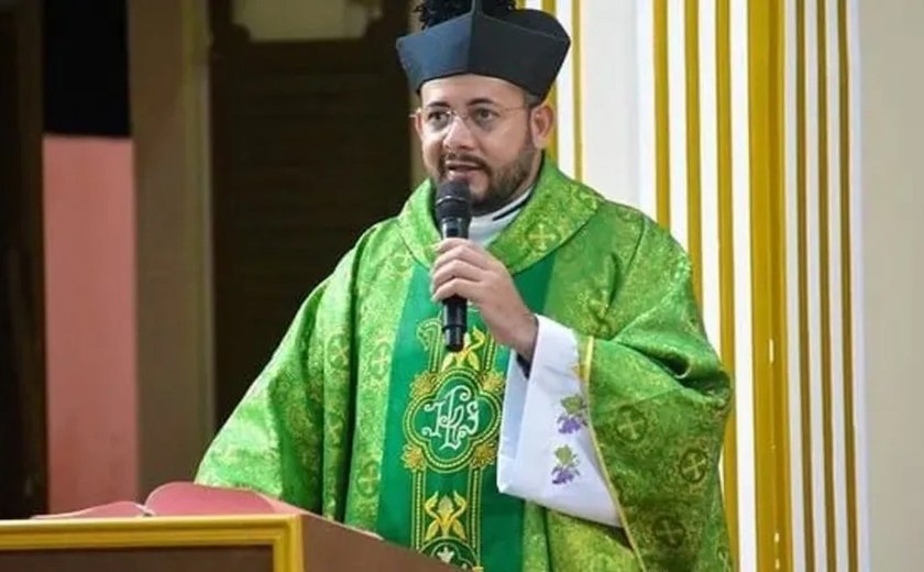 Padre é indiciado por importunação sexual e tem porte de arma suspenso em Penedo