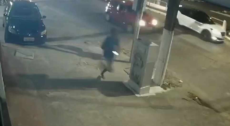 Homem fica na mira de assaltante armado e desvia de tiro em Aracaju