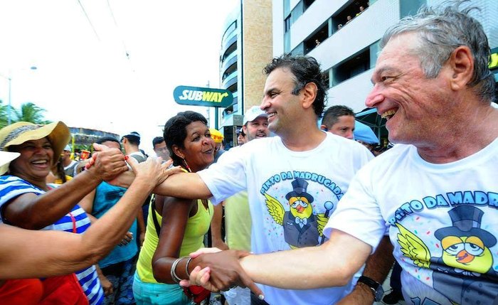Aécio Neves participa do bloco Pinto da Madrugada