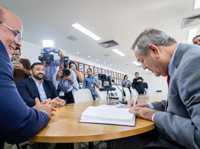 Ronaldo Lessa assume interinamente governo de Alagoas