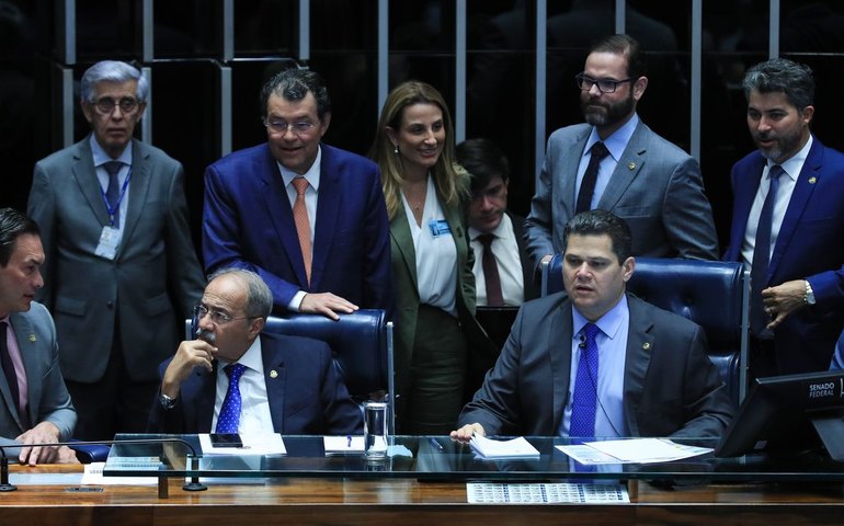 Senado aprova projeto que proíbe empréstimo consignado não autorizado