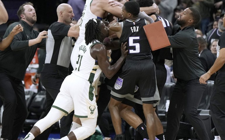 Bucks batem Kings com ‘double-double’ de Giannis em noite briga em Sacramento