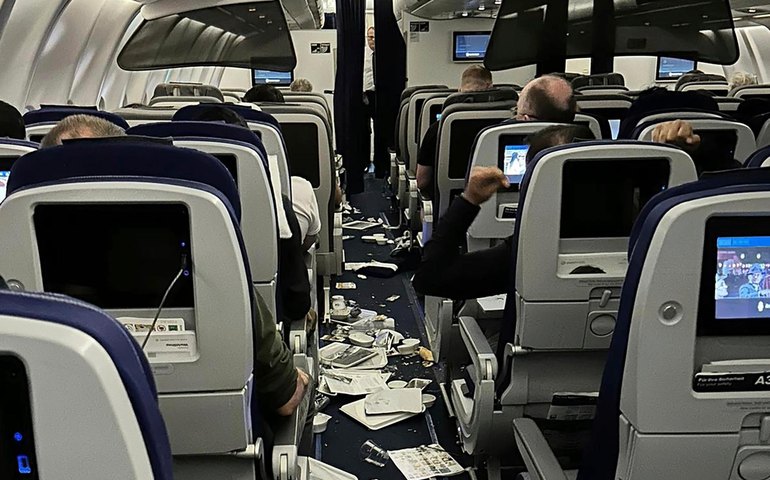 Turbulência arremessa comida no teto e deixa 10 feridos em voo de Luanda a Lisboa