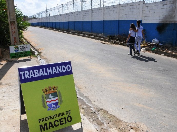 Prefeito Rui Palmeira vistoria obras de pavimentação no Benedito Bentes