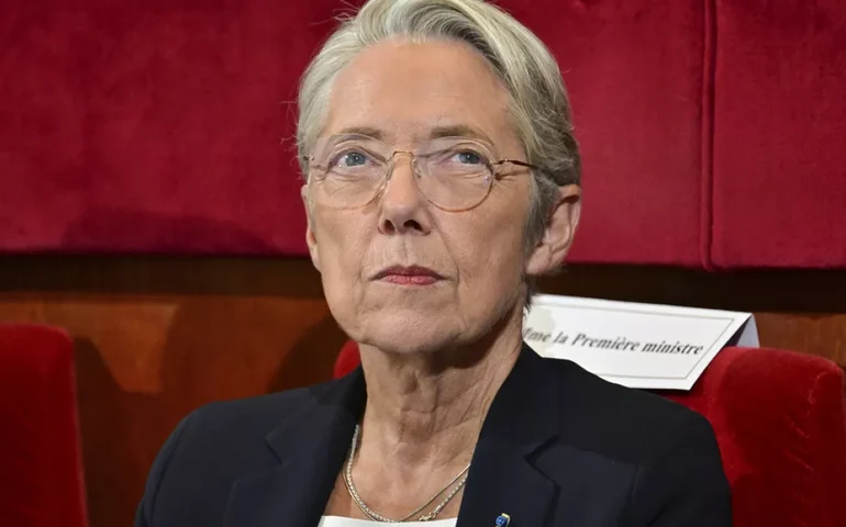 Primeira-ministra da França renuncia e aumenta rumores sobre possível remodelação política no governo Macron