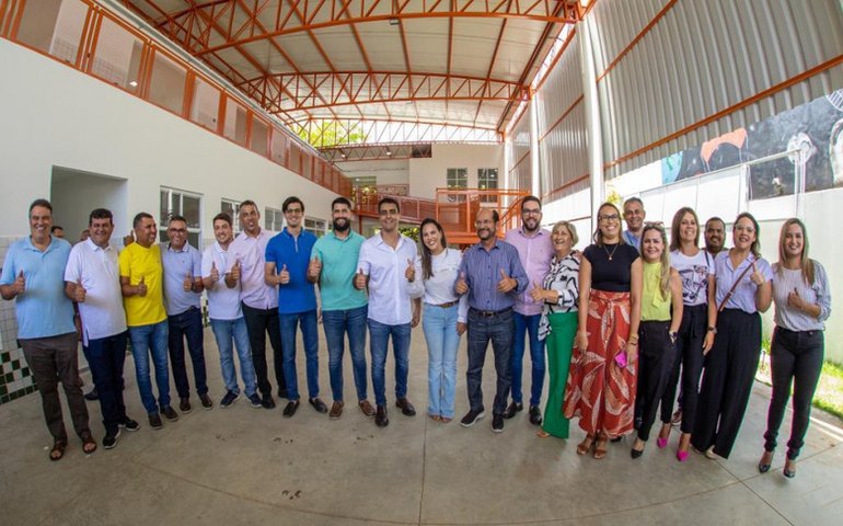 Prefeito JHC visita obra da Creche Luiz Calheiros, no Ouro Preto, e destaca estrutura inovadora