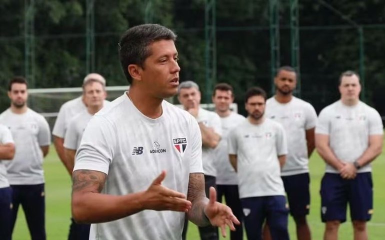 Carpini enfatiza a responsabilidade de comandar o São Paulo em seu 1º contato com o elenco