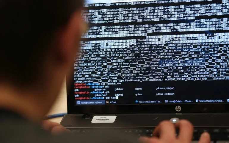 Por apoio ao PL do Aborto, hackers derrubam site de Eduardo Bolsonaro e colocam tuite antigo de Lula 