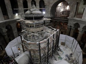 A edícula que protege a tumba onde acredita-se que Jesus Cristo foi enterrado foi rodeada por vigas de aço que suportam a estrutura. Elas serão removidas após a restauração, prevista para terminar em 2017. (Gali Tibbon/AFP) / Foto: Everton