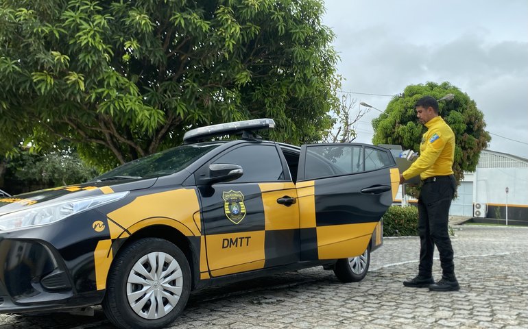 DMTT realiza entrega domiciliar de placas perdidas durante as chuvas em Maceió