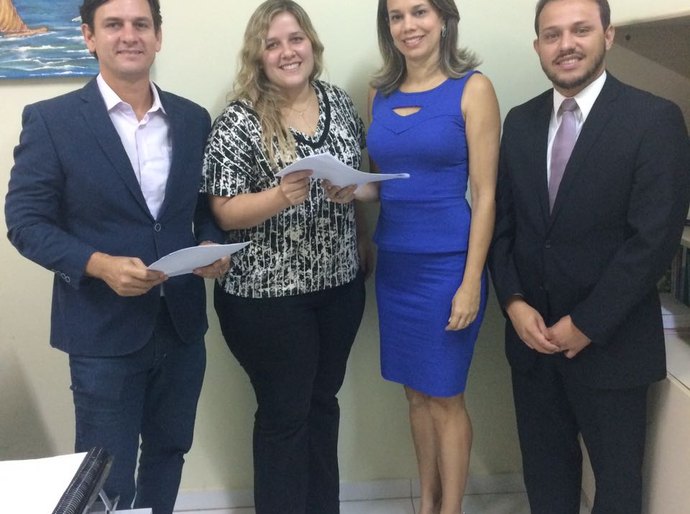 Marcelo Beltrão e prefeita eleita de Jequiá da Praia, Jeannyne Beltrão, recebem recomendações do MPE