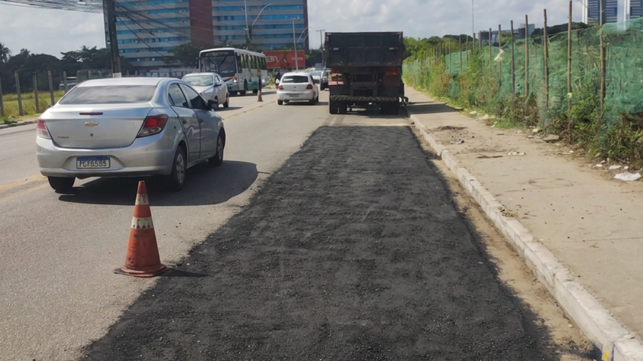 Operação tapa-buraco recupera trecho de asfalto próximo ao Shopping Miramar