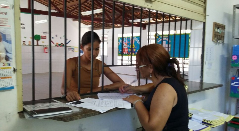 pais entregam documentos
