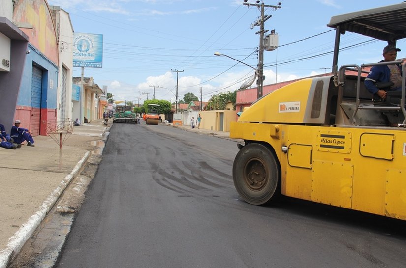 Rua Pedro Nunes, em Arapiraca, recebe novo asfalto