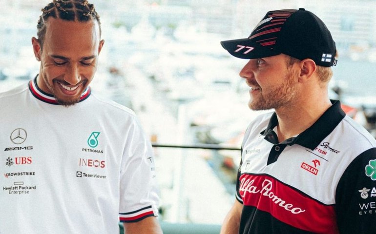 Hamilton ganha quadro de Bottas nu e agradece: ‘Um presente incrível’