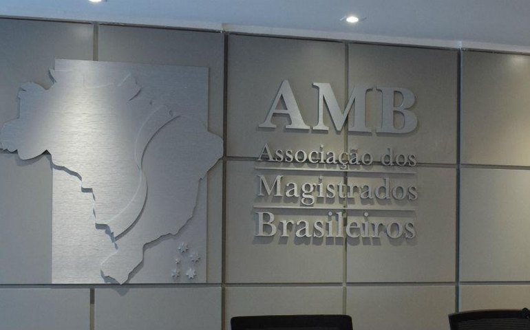 Ao lado de Bolsonaro, Toffoli diz que Brasil conduz muito bem combate à covid-19