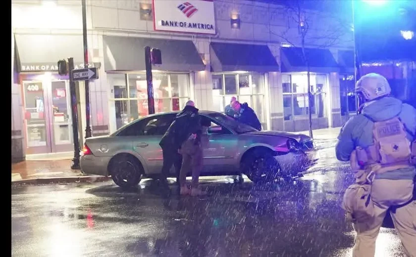 Carro atinge comitiva do presidente dos EUA, Joe Biden; vídeos