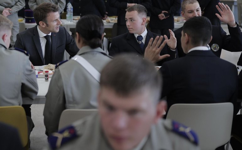 Em meio à perda de influência na África, França inicia retirada de tropas do Senegal