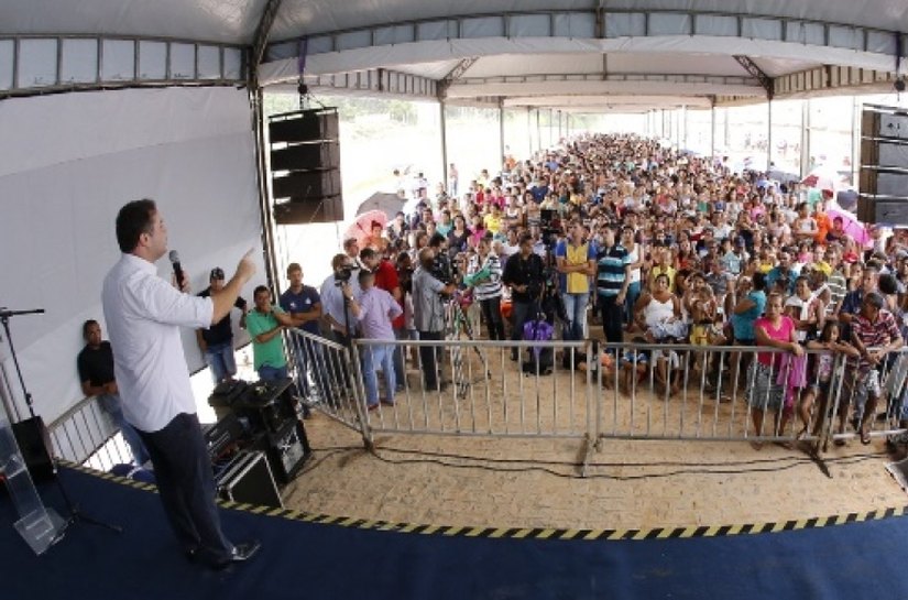 Governador Renan Filho e presidente da Caixa entregam casas no Pilar