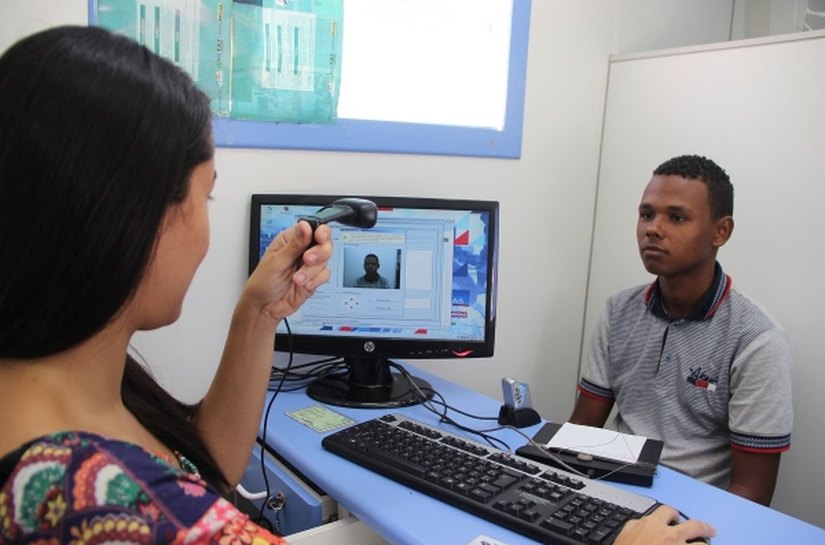 População busca serviços do ônibus do Sine em Matriz do Camaragibe