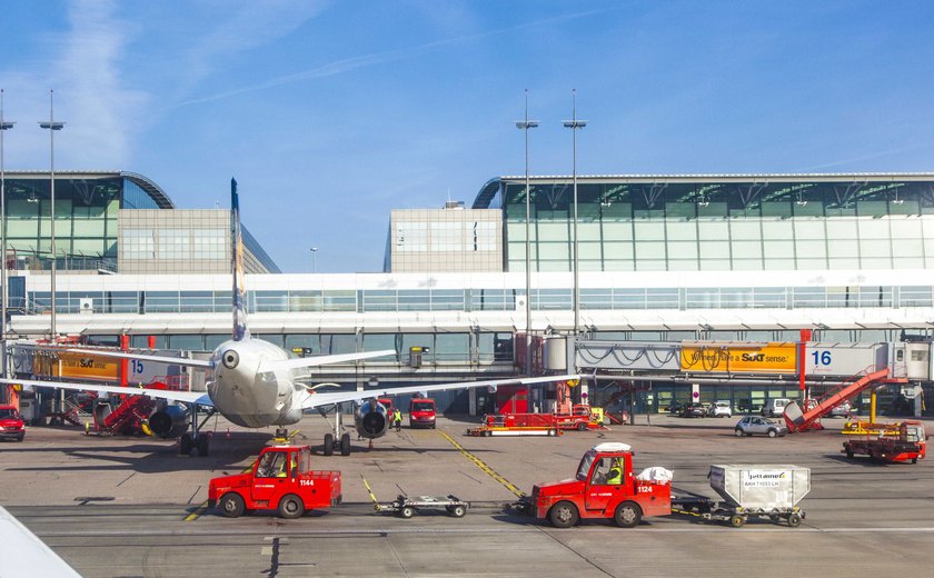 Aeroporto é esvaziado e homem é preso após ameaça de bomba na Dinamarca