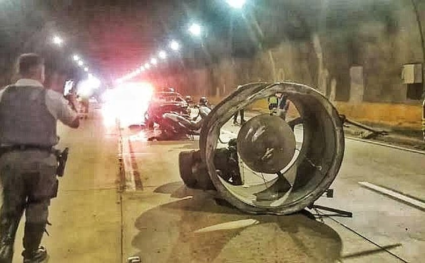 Ventilador do Rodoanel despenca e causa acidente com dois carros e uma moto