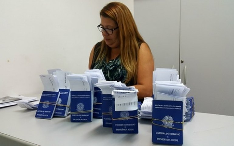 Mais de 350 carteiras de trabalho novas estão à espera dos titulares no Sine Jaraguá