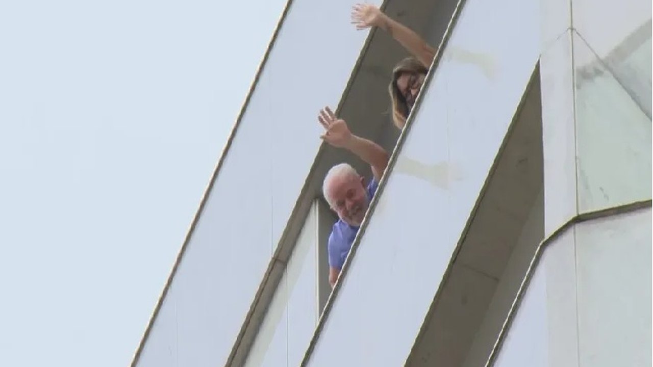 Lula e Janja aparecem em sacada de hotel de Brasília e acenam a apoiadores