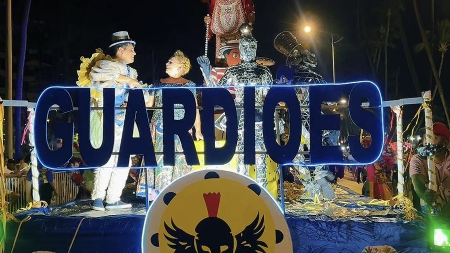 Carnaval na Orla reúne multidão e celebra a força das escolas de samba em Maceió