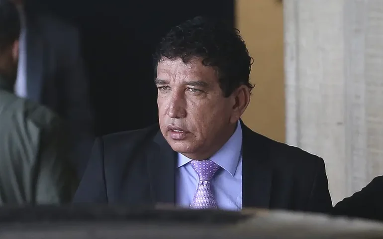 Magno Malta tenta visitar Bolsonaro, mas é impedido por falta de autorização do STF