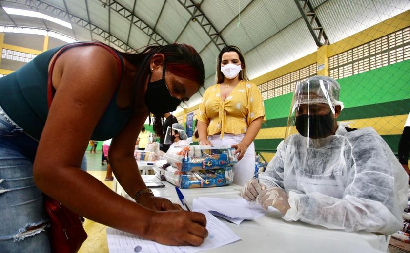 Famílias carentes recebem cestas básicas em Traipu