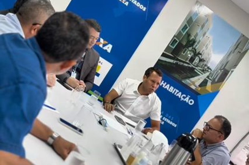 Prefeito de Murici busca apoio na Caixa durante reunião com comerciantes atingidos pela enchente de 2010
