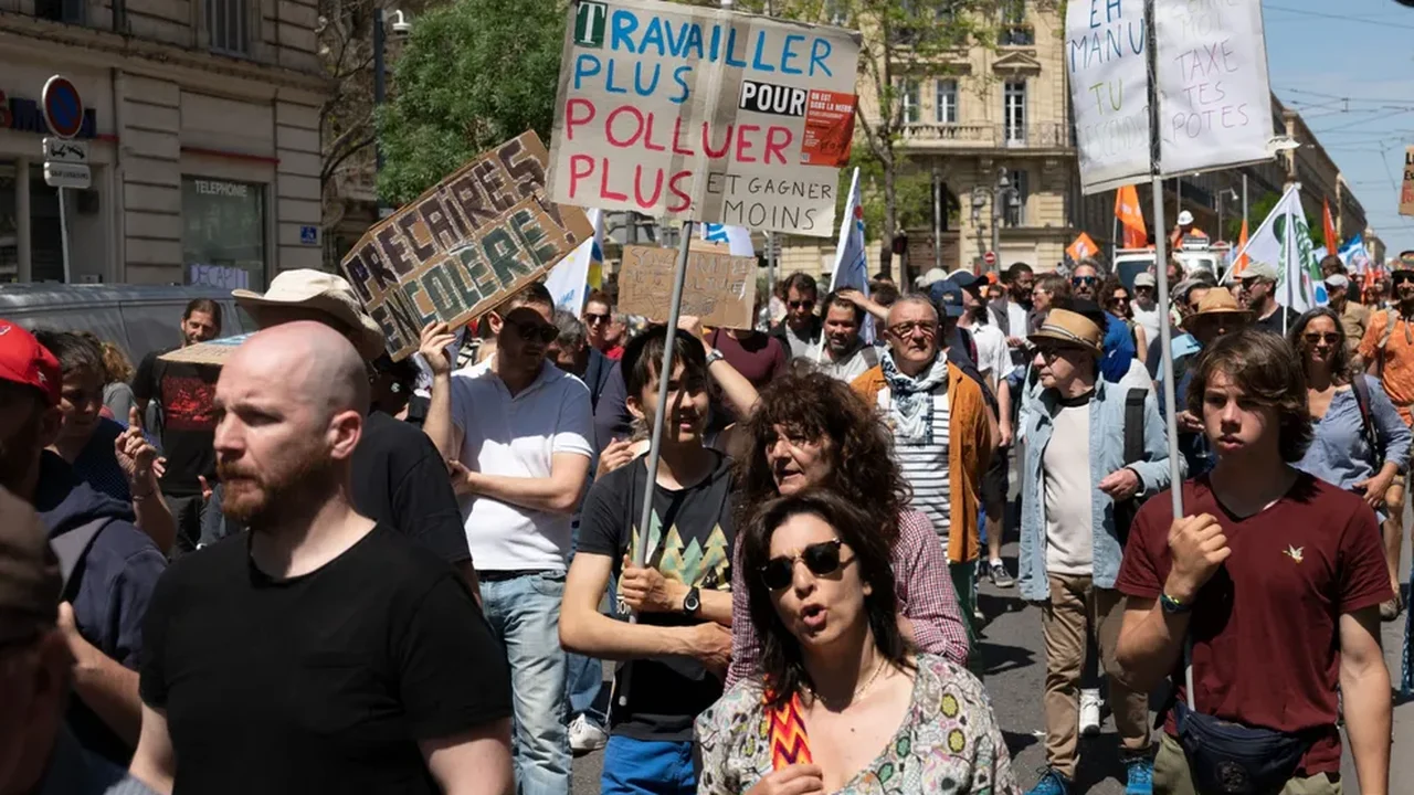 Franceses voltam às ruas contra reforma de Macron em 1º de maio marcado por protestos no mundo